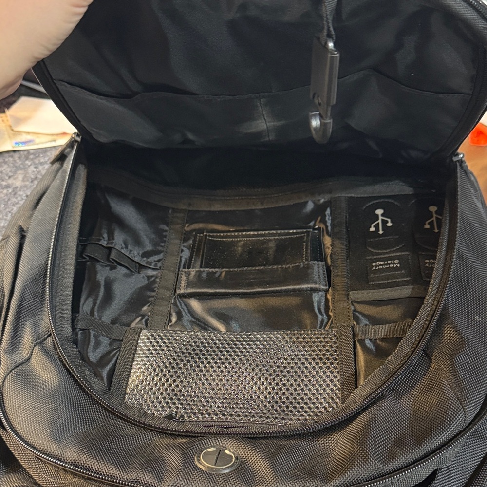 Alienware Black And Gray Backpack - image 2